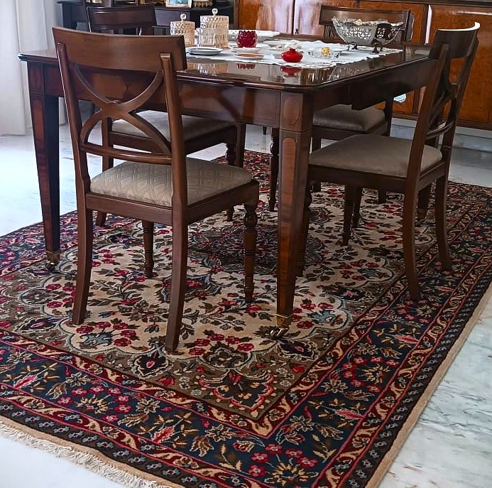 Tappeto persiano in sala da pranzo